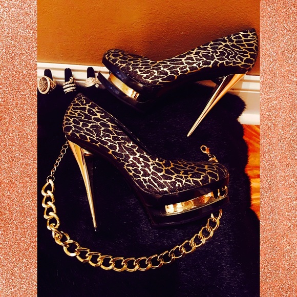 💛⚫️*Black and gold heels & jewelry*⚫️💛