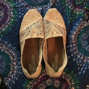 Crochet toms