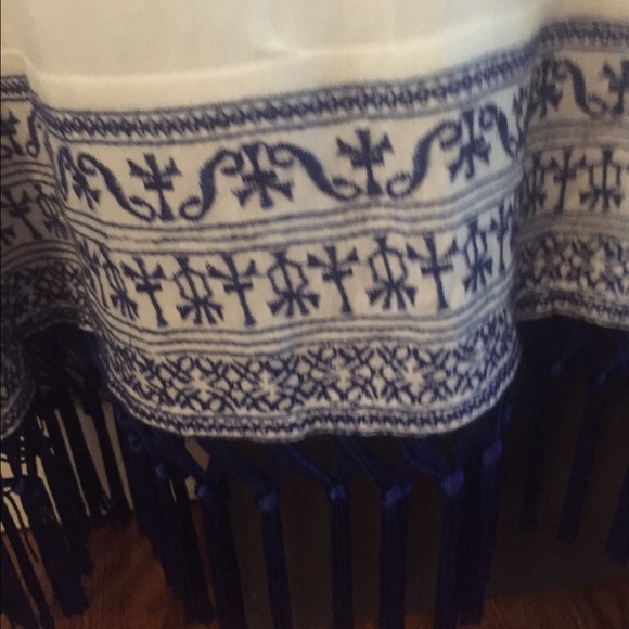 Sold****White and blue embroidered fringe top - Picture 2 of 3