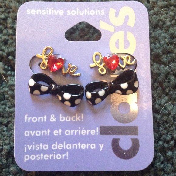 A pair of earrings. - Picture 1 of 1
