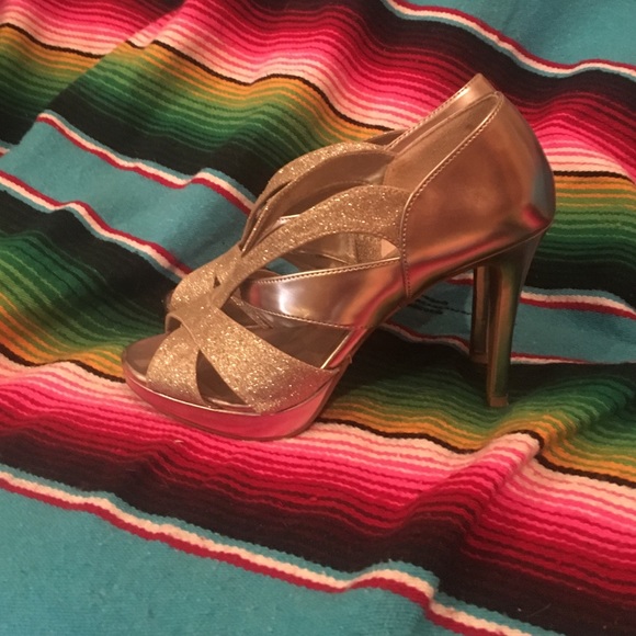 Gold heels - Picture 2 of 3