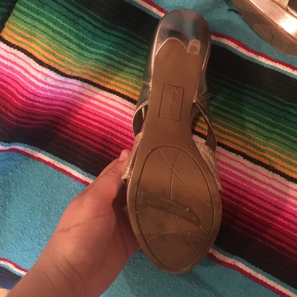 Gold heels - Picture 3 of 3