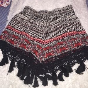 Printed shorts with pom pom's