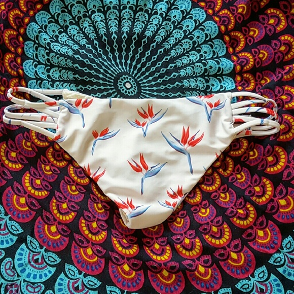 MAKE AN OFFER Acacia Maui Bttms Birds of Paradise