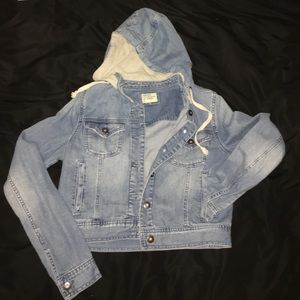 Jean jacket with detachable hood