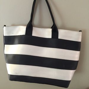 Harvey's seatbelt streamline tote