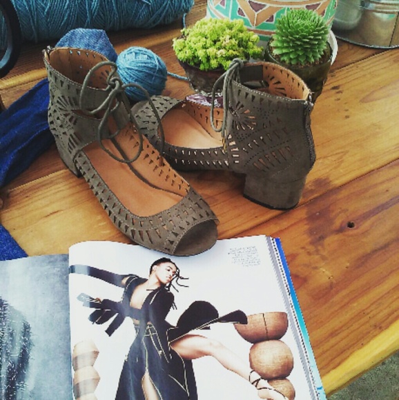 //The Ezra// Olive Green cutout chunky heel - Picture 2 of 4