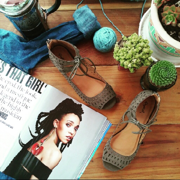 //The Ezra// Olive Green cutout chunky heel - Picture 3 of 4