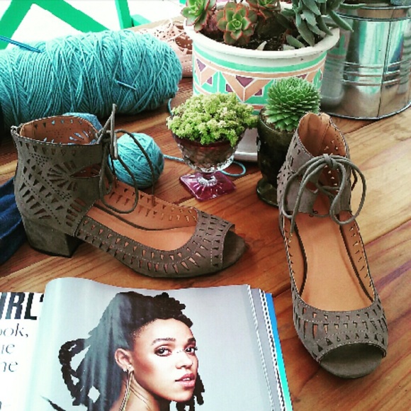//The Ezra// Olive Green cutout chunky heel - Picture 4 of 4