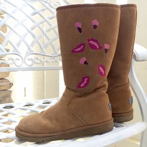 FLOWER-EMBROIDERED, STURDY ZIP-UP UGGS