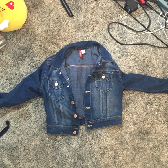 Dark wash jeans jacket from H&M.