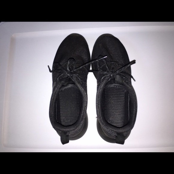 Nike roshes black