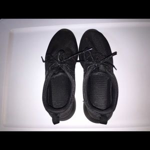 Nike roshes black