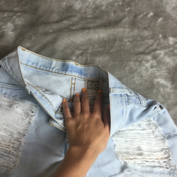 🚫Sold🚫LF Distressed Vintage Levi's High Waisted - Picture 3 of 4