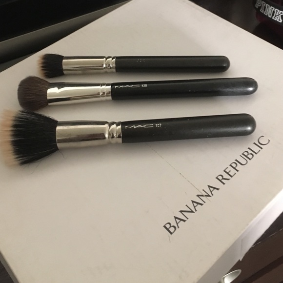 Authentic Mac brushes bundle lot ***holding***