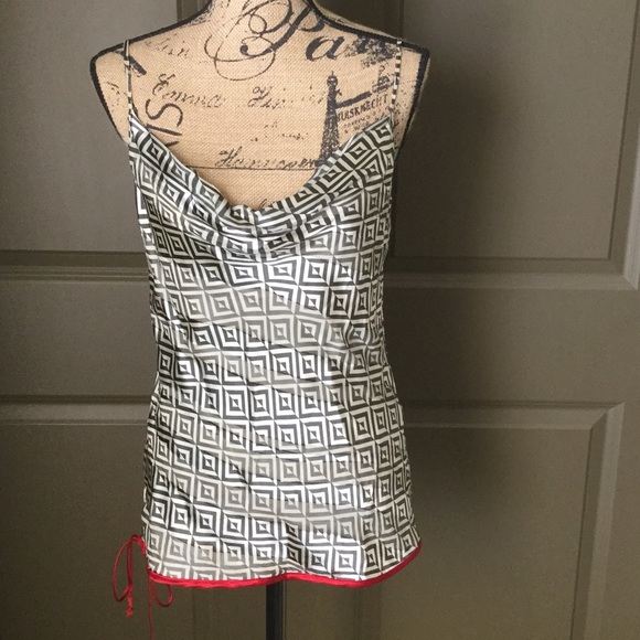 Geometrical pattern tank - Picture 1 of 4