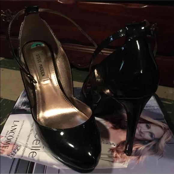 Steve Madden Black shiny patent pumps