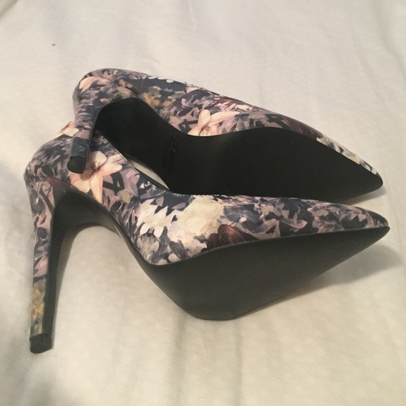 🌸 BRAND NEW | NEVER WORN | FLORAL HEELS 🌸 - Picture 2 of 4