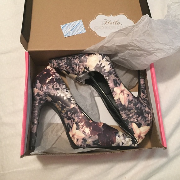 🌸 BRAND NEW | NEVER WORN | FLORAL HEELS 🌸 - Picture 3 of 4