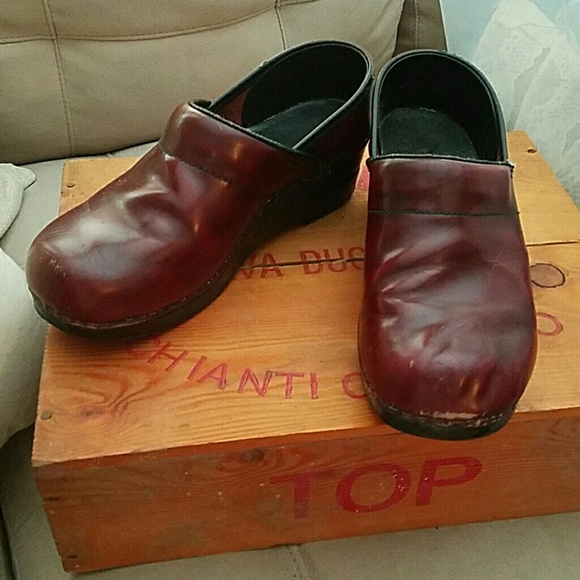 maroon danskos