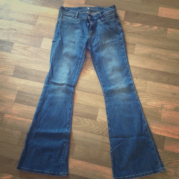 Cute slightly flared jeans.