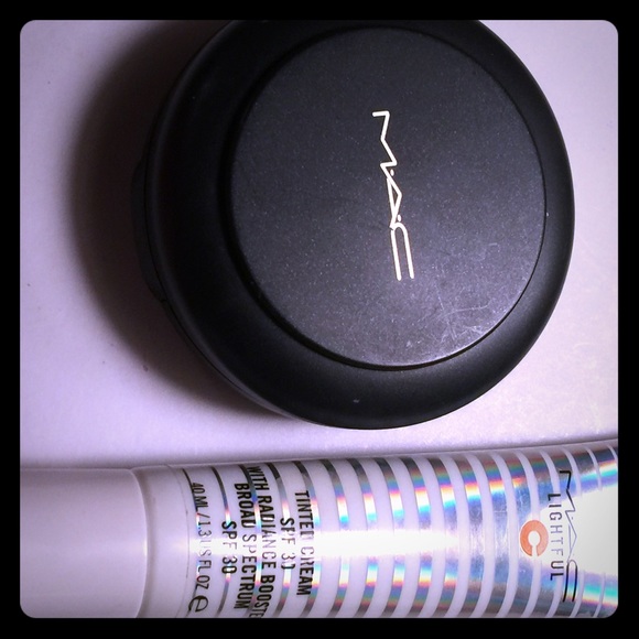 Lot of 2 Mac Foundations - light shades - cushion