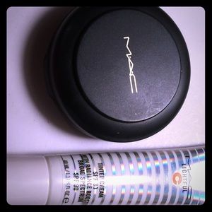 Lot of 2 Mac Foundations - light shades - cushion