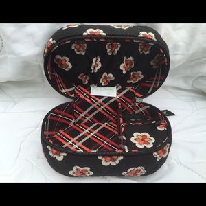 VERA BRADLEY - NWOT - zip up hard makeup box.