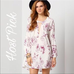 💝HP 💝Beige Long Sleeve V Neck Floral Dress💝