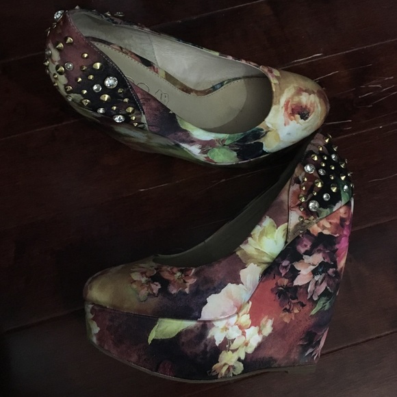 Floral wedges