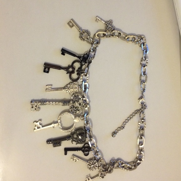 Gothic key charm necklace - Picture 1 of 3