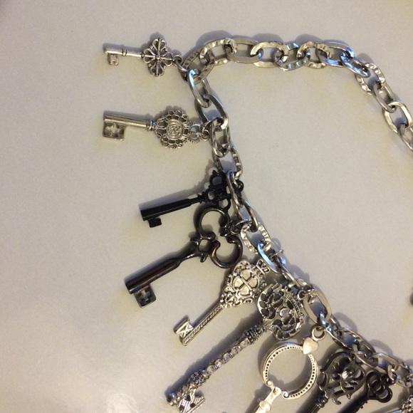 Gothic key charm necklace - Picture 2 of 3