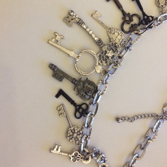 Gothic key charm necklace - Picture 3 of 3