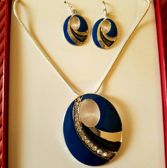 18" Necklace and Matching Earrings **New in box