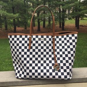 AUTHENTIC: Michael Kors tote bag MAKE AN OFFER:)