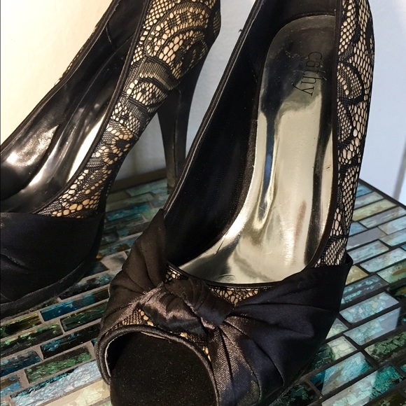 Size 9. Cathy Jean black lace, nude heels. - Picture 4 of 4
