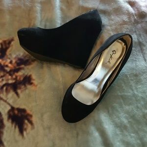 Black close toe wedges