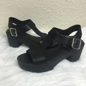 Candies t-strap platform sandals 6.5