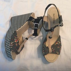 (NEVER BEEN WORN) Size 9, 2 1/2 " t-strap wedges