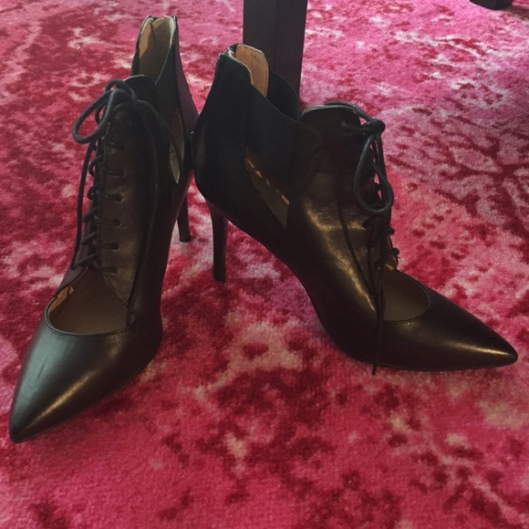 Banana Republic Lace up shooties