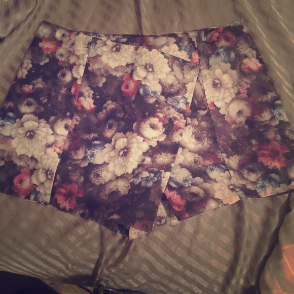 Origami Shorts - Picture 1 of 2
