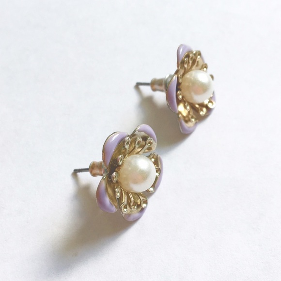 🔵 BOGO 💜LAVENDER, GOLD & PEARL FLOWER EARRINGS💜 - Picture 2 of 3
