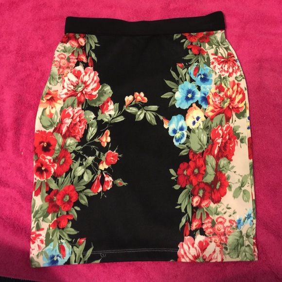 Flowery Fitted skirt