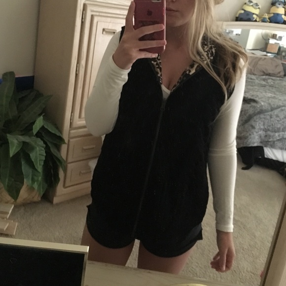 Reversible black/ cheetah vest
