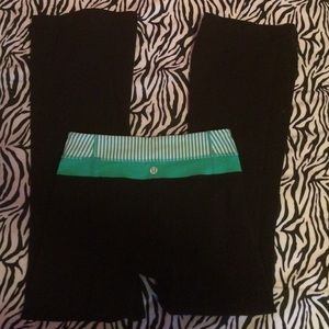 black lulu lemon yoga pants