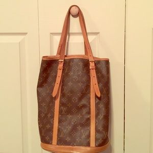 🎉 HUGE SALE 🎉Authentic LV Bucket GM