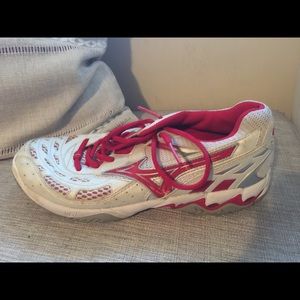 Mizuno volleyball shoes- worn once 8.5