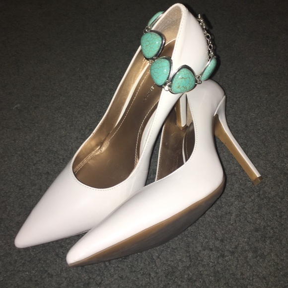 Beautiful white BCBGeneration heels