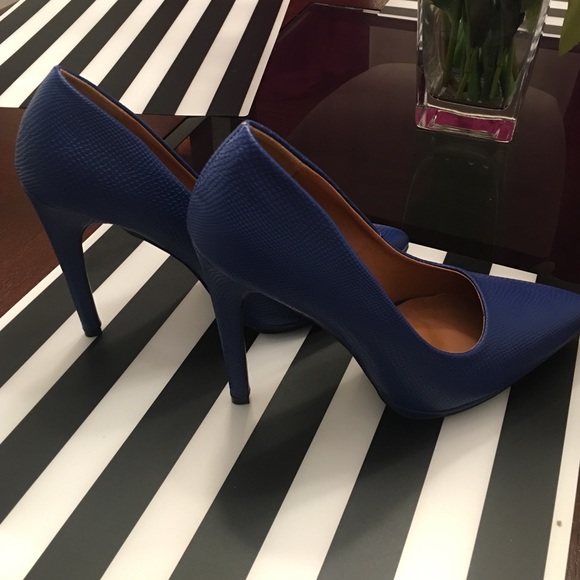 Quipd Blue Snake Skin Textured heels