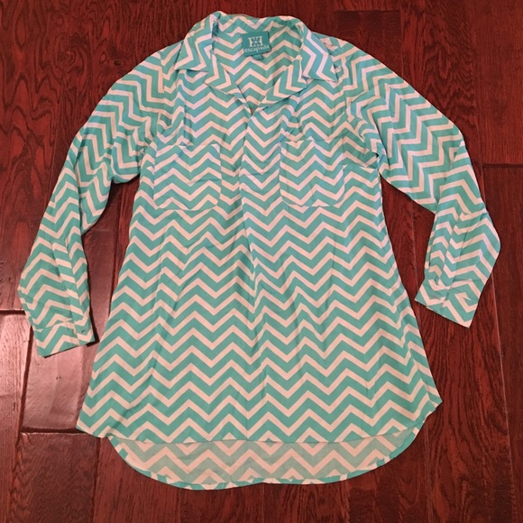 Very cute Chevron top with two front pockets